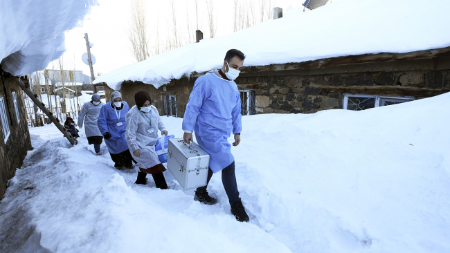 Aşı timi 2 bin rakımda: Karla kaplı yolları aşıp kapıları çalıyorlar